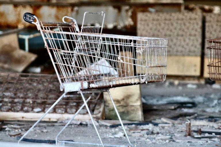 Damaged shopping trolley - photo: Unsplash.com