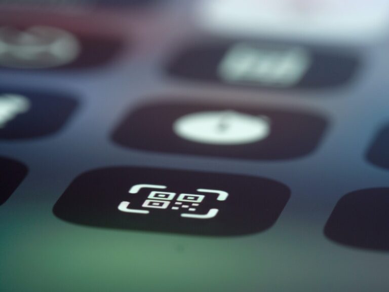 QR code icon on a mobile phone screen - Unsplash.com