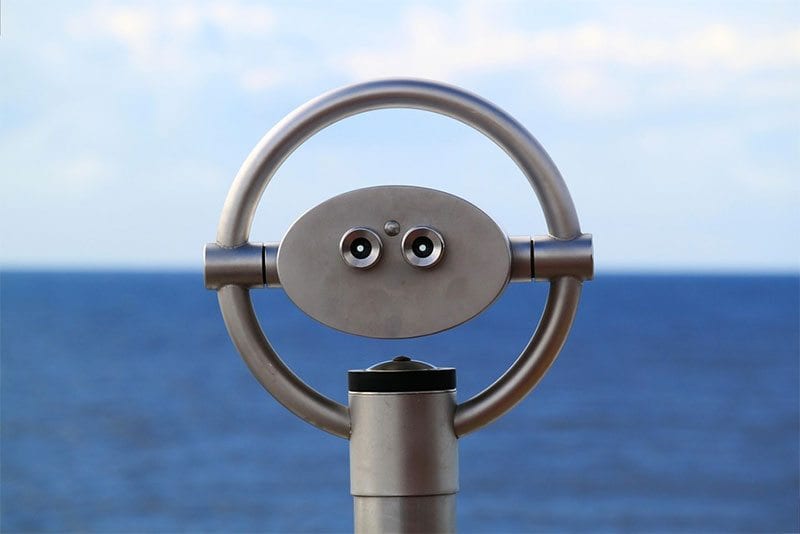 binoculars scanning the horizon - photo: Pixabay