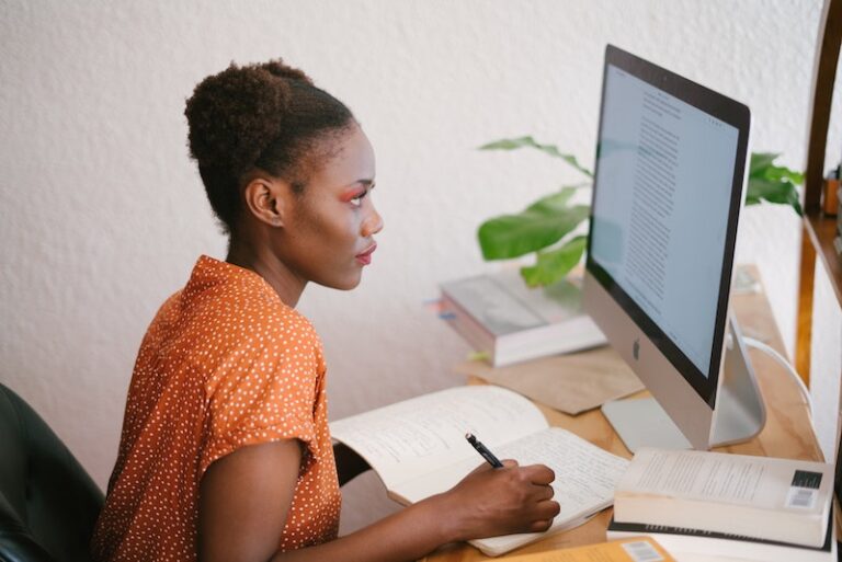 Woman learning online - photo: Pexels.com