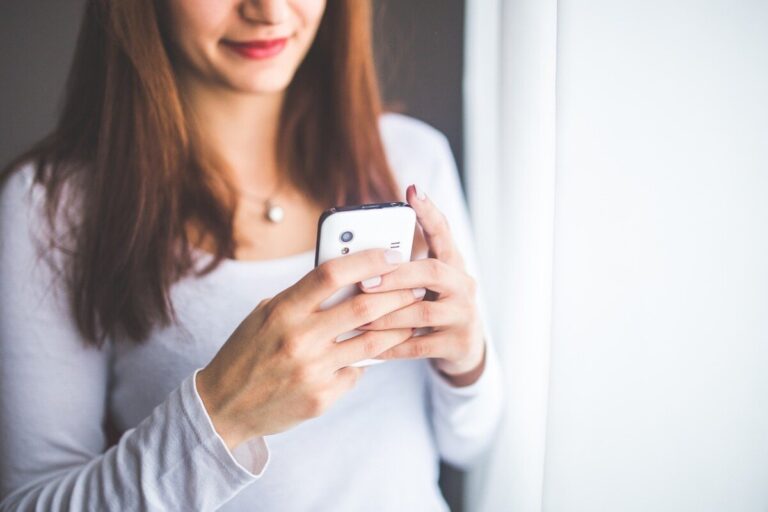 Woman looking at mobile phone by Karolina Grabowska from Pixabay