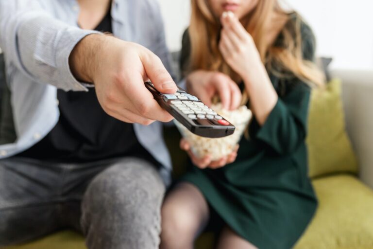 People watching TV - photo: Pexels