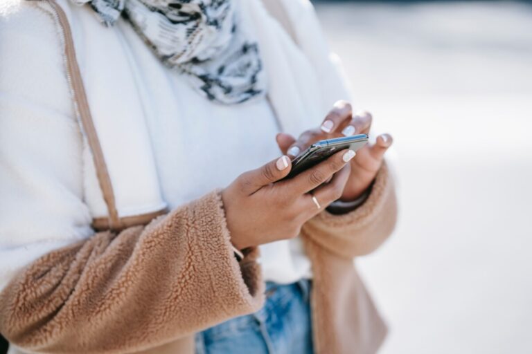 Woman texting by Keira Burton on Pexels