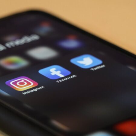 Social media icons on a mobile phone - photo: dole777 on Unsplash.com