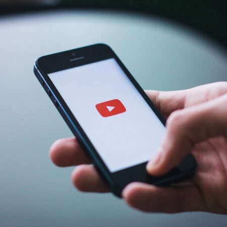 YouTube video icon on mobile phone - photo: Pixabay