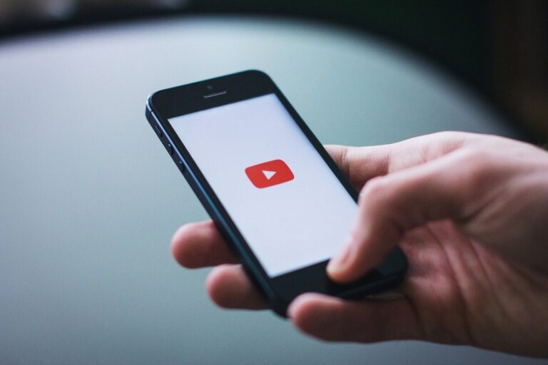 YouTube video icon on mobile phone - photo: Pixabay