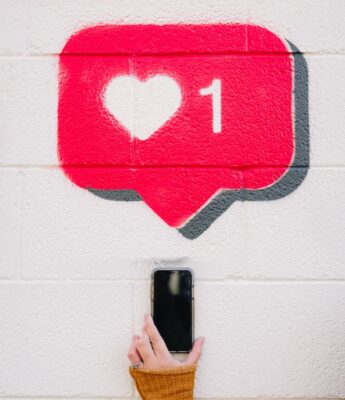 Love heart like with mobile phone - Unsplash