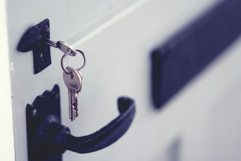 Key in door - photo: Unsplash