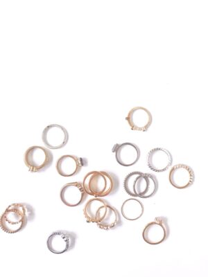 Rings on a white background. Photo: Unsplash.com