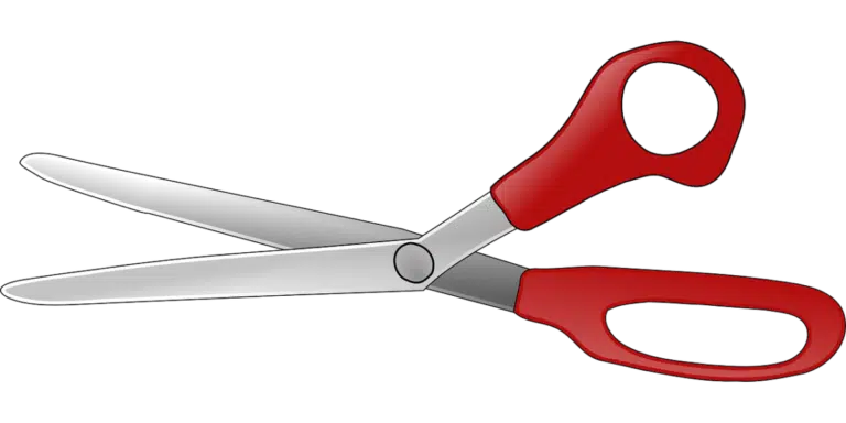 Scissors with red handles. Photo: Pixabay.com