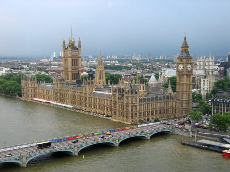 The houses of parliament and big ben from across the river. By Al Si on Pixabay