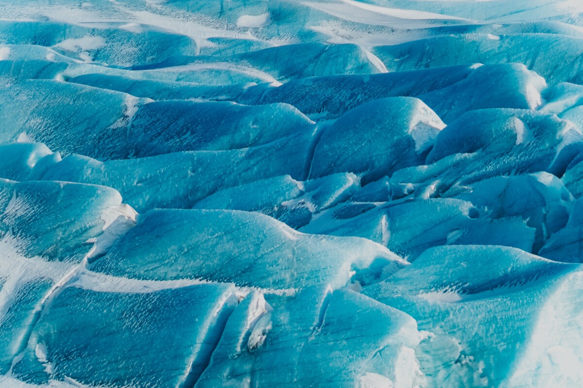 Snowy surface under bright sunlight. Photo: Matheus Bertelli