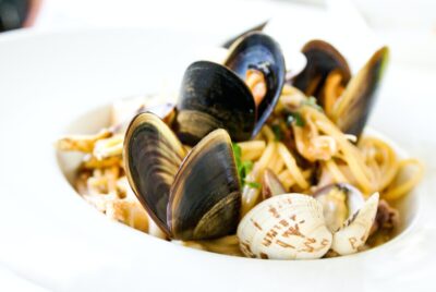 A plate of mussels (moules). Photo by Alex Favali: https://www.pexels.com/photo/seashell-dish-921374/