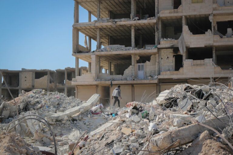 A destroyed building surrounded by rubble following an earthquake. by Ahmed Akacha on Pexels