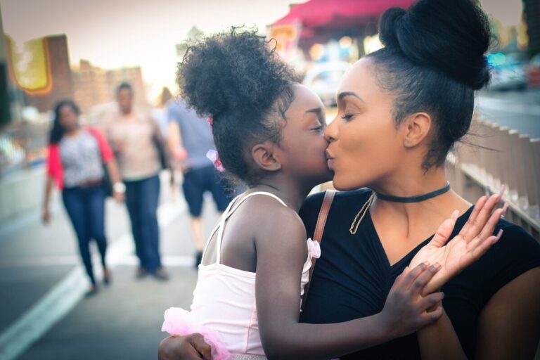 A mother and young daughter embracing in the street. By 5540867 on pixabay