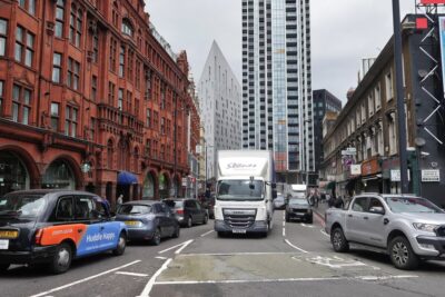 A london street with traffic by Albrecht Fietz on Pexels