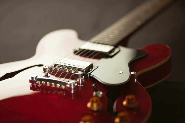 An electric guitar. By Méline Waxx on Pexels