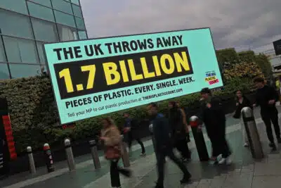 A digital screen ad from The Big Plastic Count sharing that everyday, the UK throws away 1.7bn pieces of plastic