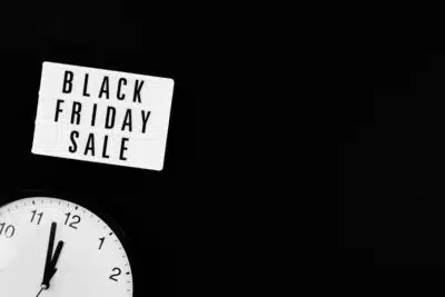 A Black Friday sale sign and clock on a black background. By Karolina Grabowska on Pexels