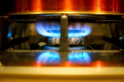 Blue gas flame on a hub beneath a kettle.